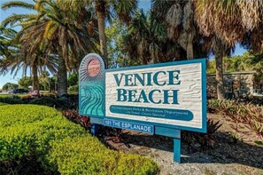 Property grounds - Cozy Beachside Ground-Floor Condo – Steps to the Shore (Venice)
