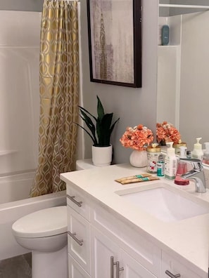 Hair dryer, towels, soap, toilet paper - Tremendous 2-bedroom suite in delightful Langford. Clean Privacy (Langford)