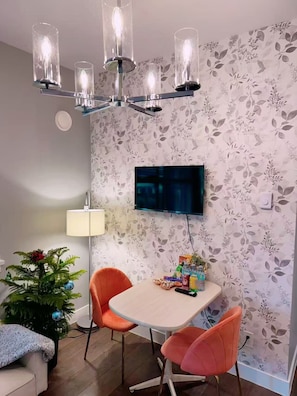 Dining - Tremendous 2-bedroom suite in delightful Langford. Clean Privacy (Langford)