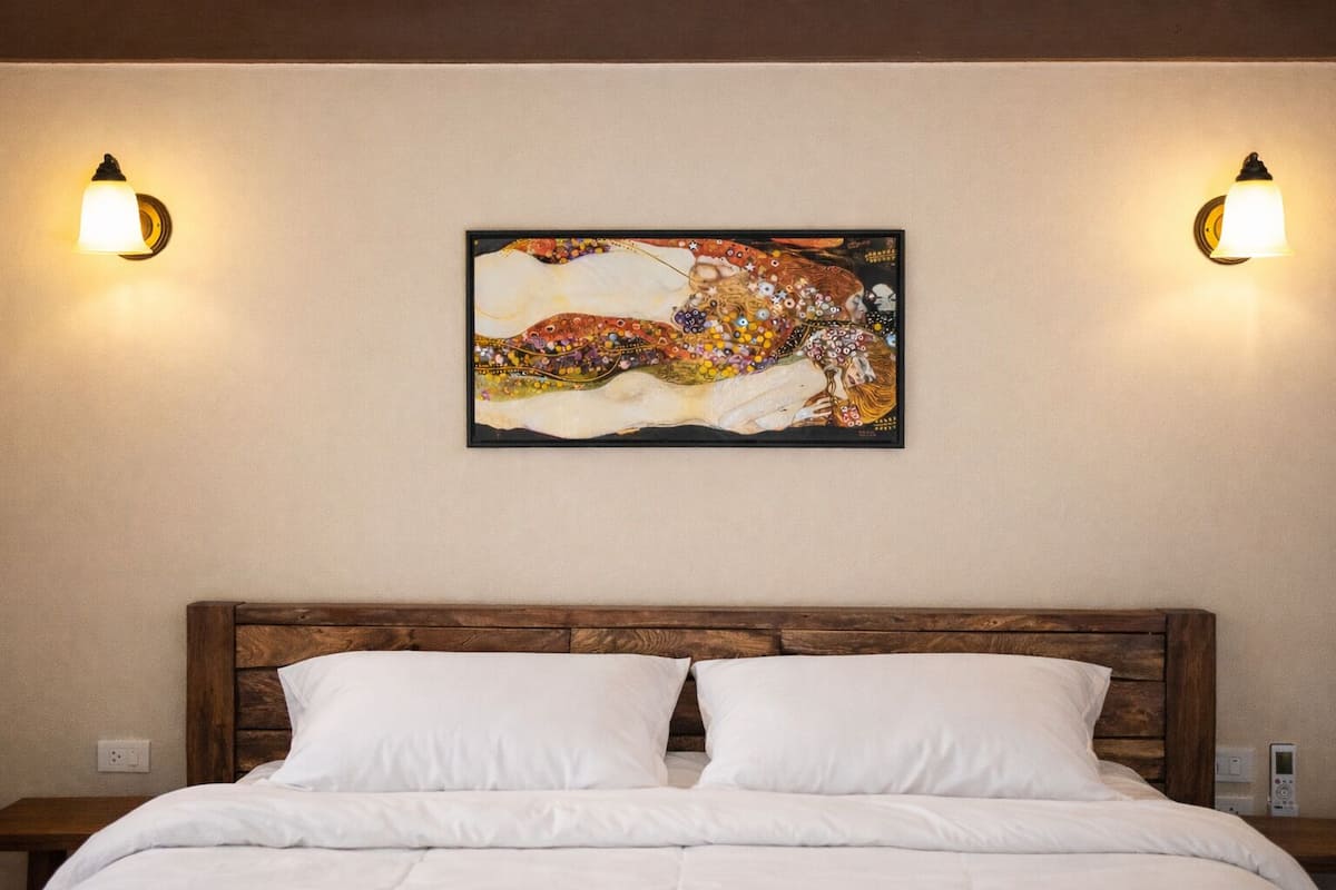 Desk, laptop workspace, free WiFi