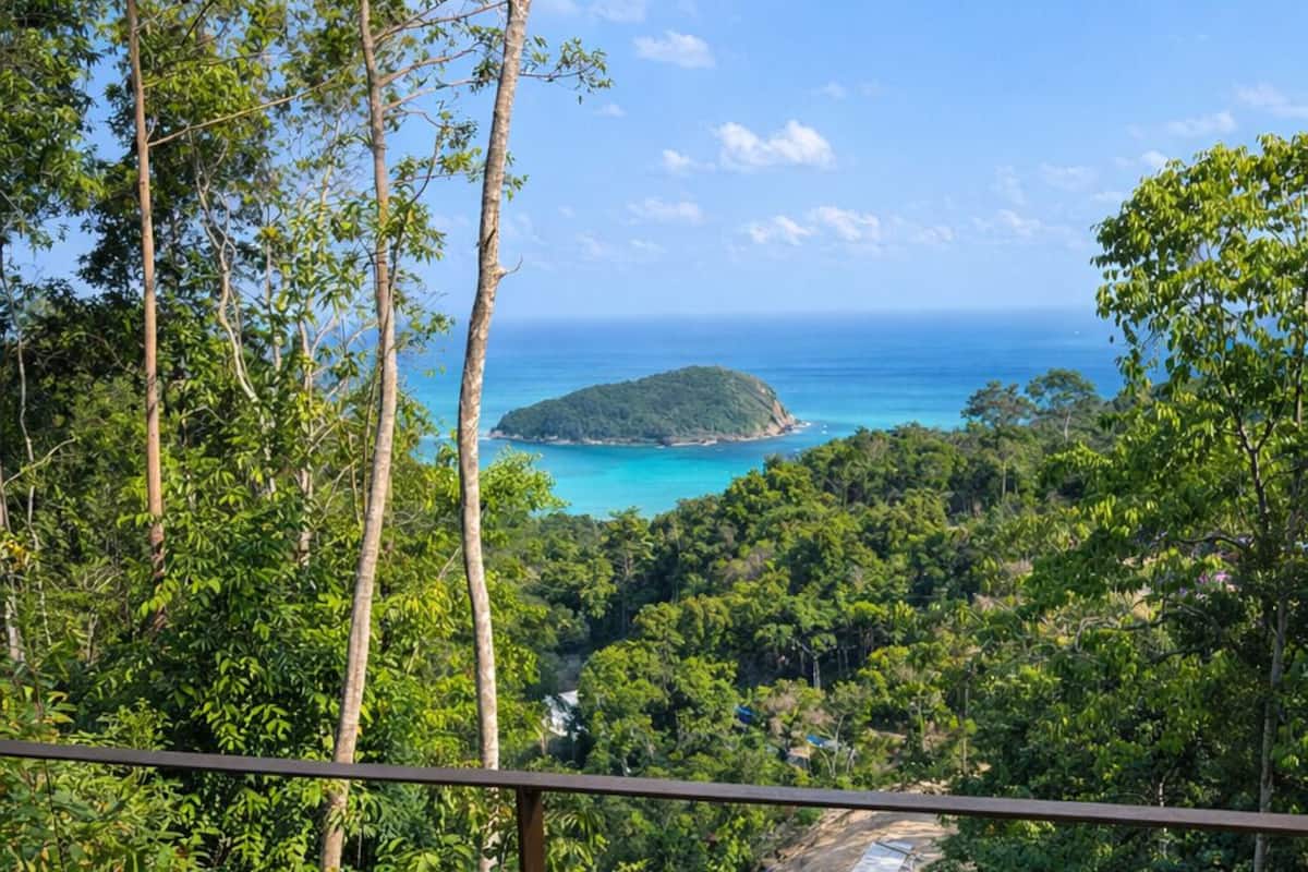 Una piscina con vista despejada al océano y una isla distante.