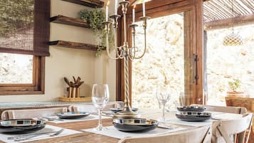 Villa familiar, 3 habitaciones, vistas al mar | Restauración