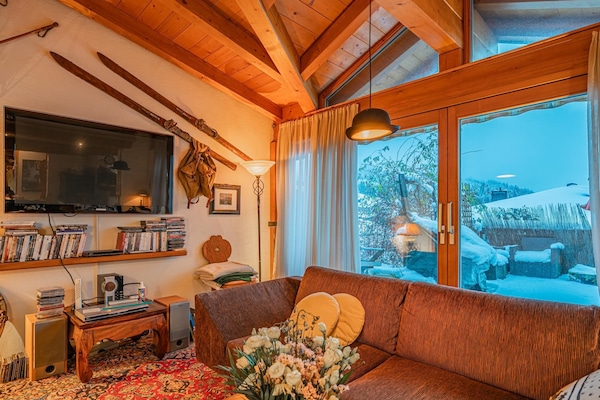 Televisor, llar de foc, reproductor de DVD i estèreo