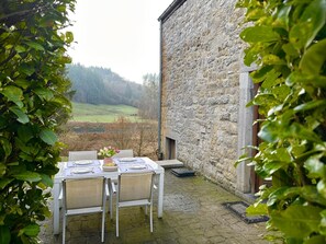 Outdoor dining - Gite at the foot of the castle of Montaigle (Falaen)
