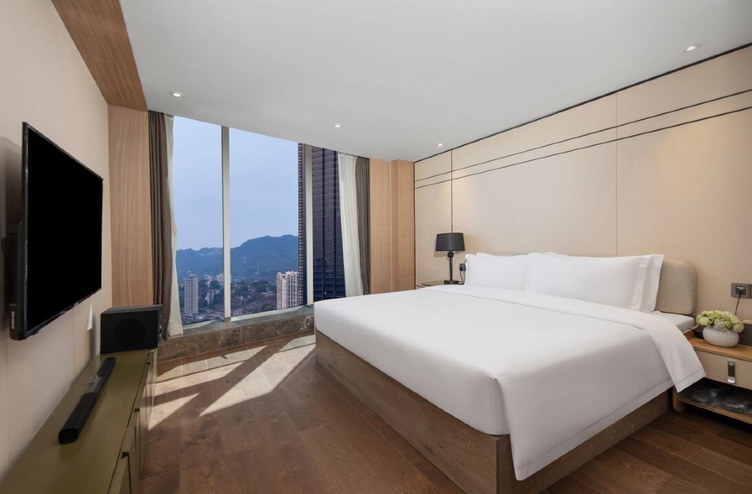 Phòng Suite dành cho gia đình | Két bảo mật tại phòng, khu vực làm việc phù hợp cho laptop 