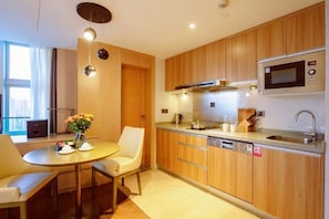 Premier Double Room, River View | In-room safe, laptop workspace, blackout drapes, soundproofing - Wanda Amber Chongqing (Chongqing)