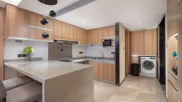 Suite Keluarga | Brankas, ruang kerja ramah laptop, tirai kedap cahaya, dan kedap suara