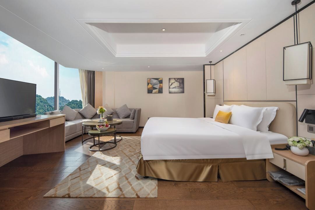 Phòng 2 giường đơn phong cách cổ điển | Két bảo mật tại phòng, khu vực làm việc phù hợp cho laptop 