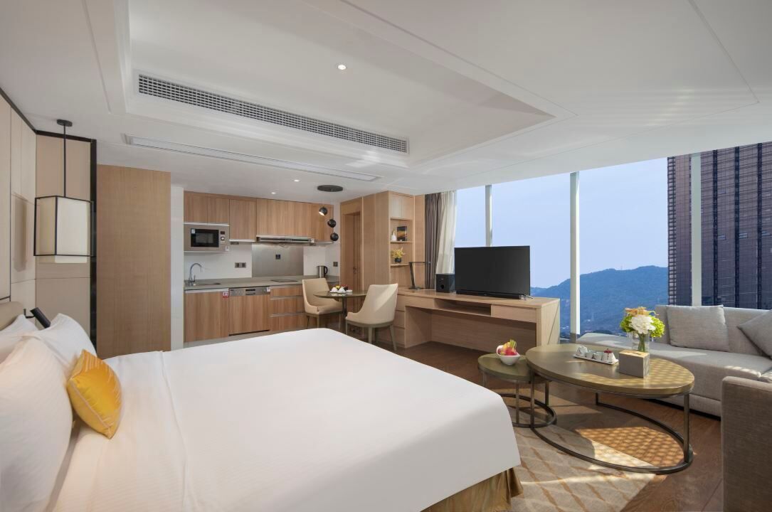 Phòng đôi phong cách cổ điển | Két bảo mật tại phòng, khu vực làm việc phù hợp cho laptop 