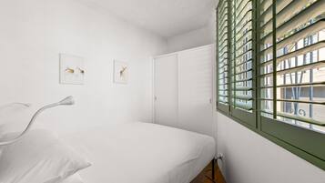 House | 1 bedroom, laptop workspace, iron/ironing board, bed sheets