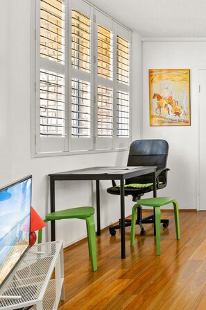 House | Dining - Convenient Studio in Trendy Inner-city Suburb (Sydney)