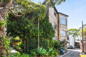 House | Exterior - Convenient Studio in Trendy Inner-city Suburb (Sydney)