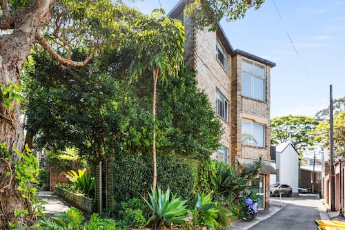 Convenient Studio in Trendy Inner-city Suburb