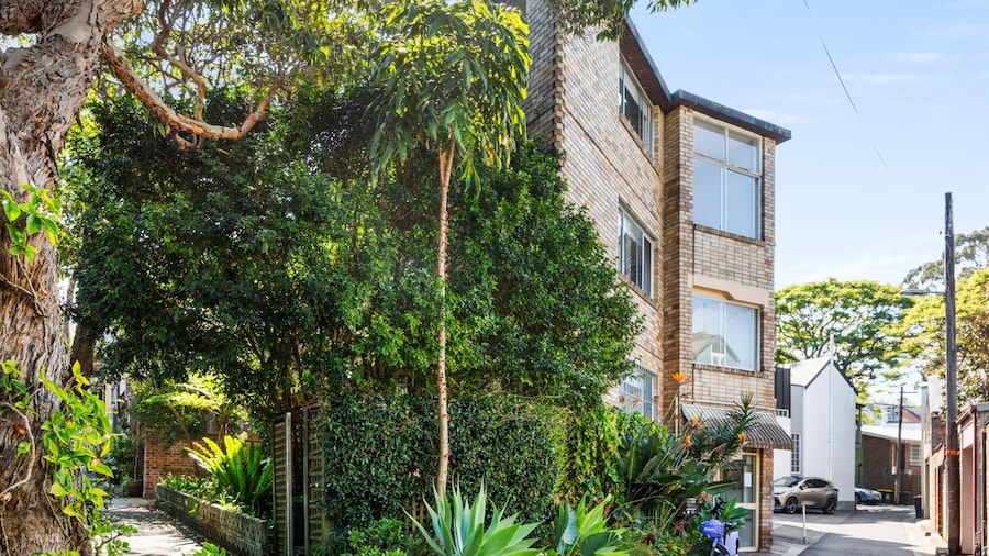 Convenient Studio in Trendy Inner-city Suburb