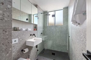 Dusche, Handtücher, Shampoo