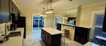 Newly remodeled great location spacious 3-bedroom apt in Pittsburgh with AC,