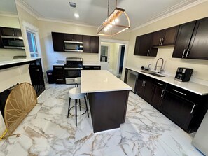 Microondas, horno, placa de cocina y lavavajillas