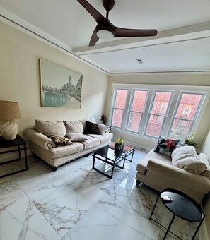 Una televisión, una chimenea