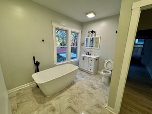 Hair dryer, towels, soap, shampoo - Newly remodeled great location spacious 3-bedroom apt in Pittsburgh with AC, (Pittsburgh)