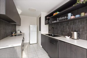 Fridge, microwave, oven, stovetop - Luxe CBD Apt | Hyde Park Views + Pool & Gym & Spa (Darlinghurst)