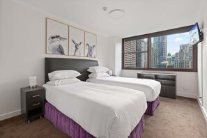 3 bedrooms, iron/ironing board, WiFi, bed sheets - Luxe CBD Apt | Hyde Park Views + Pool & Gym & Spa (Darlinghurst)