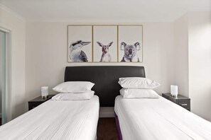 3 bedrooms, iron/ironing board, bed sheets - Luxe CBD Apt | Hyde Park Views + Pool & Gym & Spa (Darlinghurst)