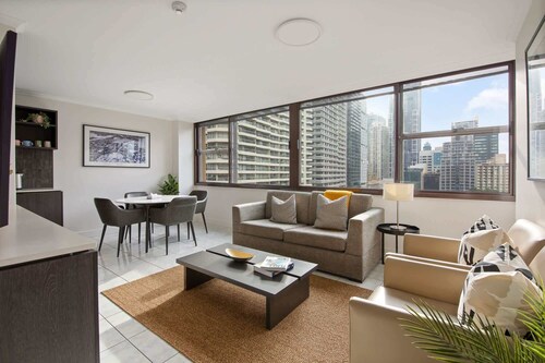 Luxe CBD Apt | Hyde Park Views + Pool & Gym & Spa