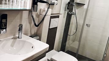 Buồng tắm vòi sen, máy sấy tóc, khăn tắm, xà phòng