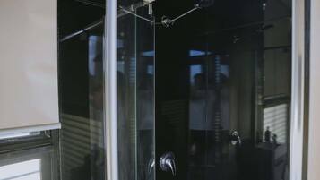 Dusch, hårtork och handdukar