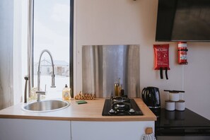 Refrigerador, microondas, parrilla de estufa y tetera eléctrica 