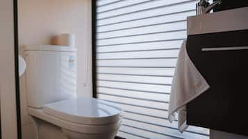 Een douche, een haardroger, handdoeken