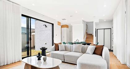 Brand-New 3-Bed Townhouse in Pascoe Vale