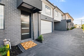 Exterior - Brand-New 3-Bed Townhouse in Pascoe Vale (Pascoe Vale)
