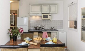 Fridge, microwave, dishwasher, coffee/tea maker - Villa in Solenzara With Panoramic Pool (Sari-Solenzara)