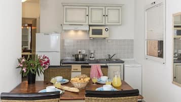 Fridge, microwave, dishwasher, coffee/tea maker