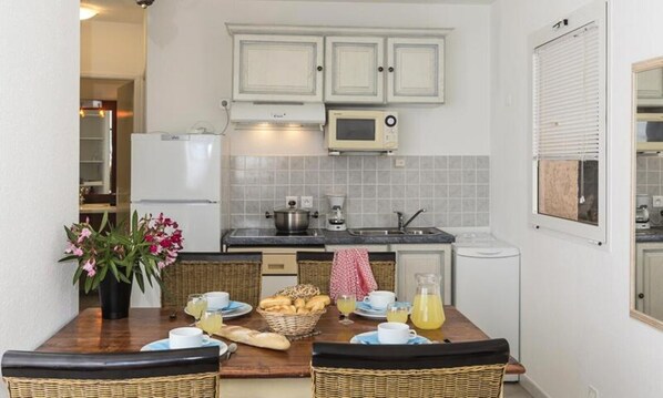 Fridge, microwave, dishwasher, coffee/tea maker - Villa in Solenzara With Panoramic Pool (Sari-Solenzara)