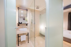 Superior Double or Twin Room | Bathroom | Shower, free toiletries, hair dryer, slippers