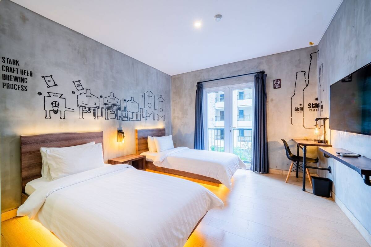 Stark Executive Room | Desk, laptop workspace, free WiFi