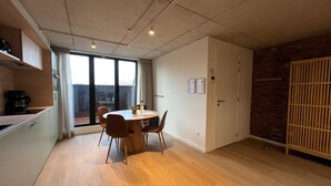 Una cucina moderna con zona pranzo, ampie finestre e una vista.