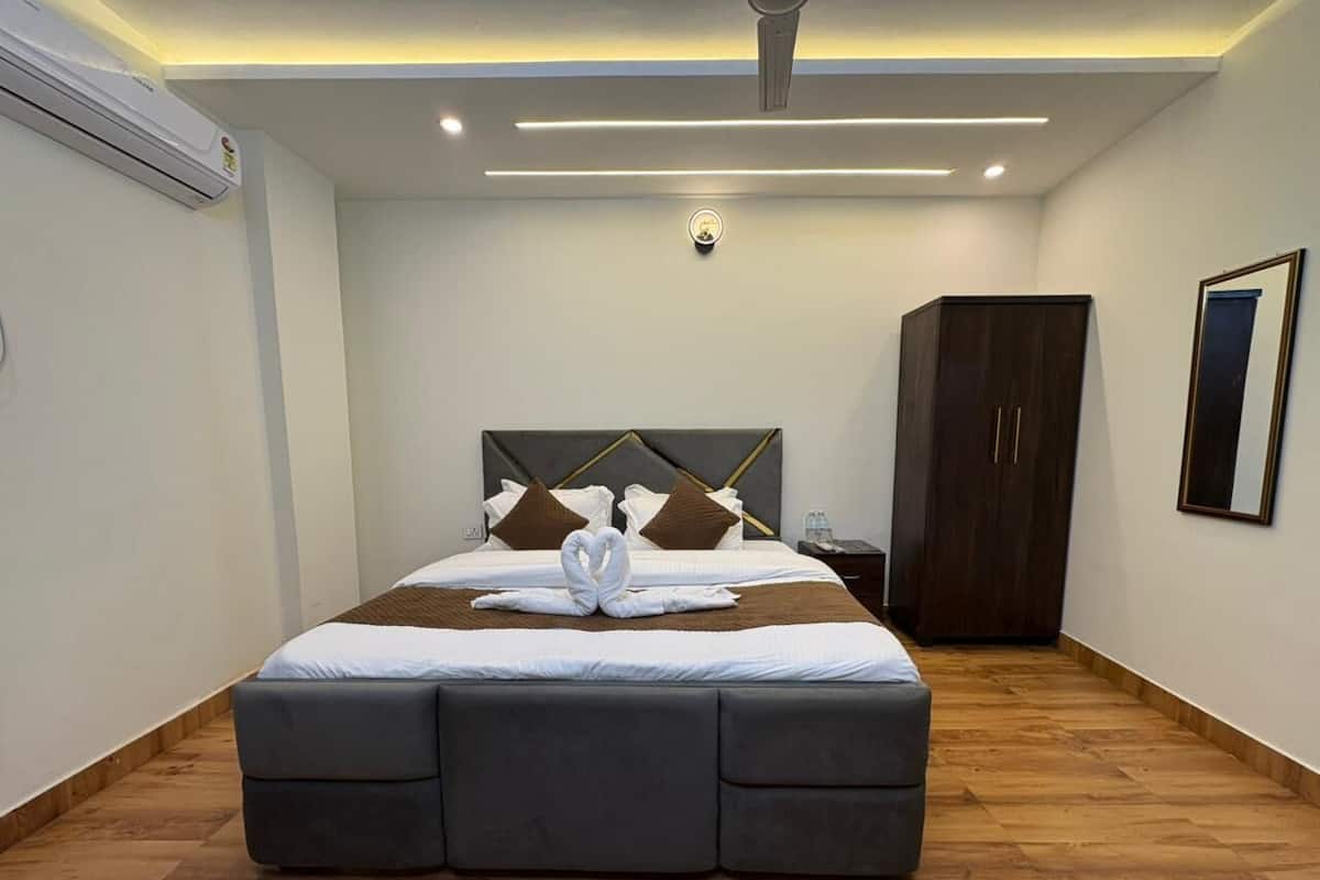 Superior Double Room | Laptop workspace, free WiFi