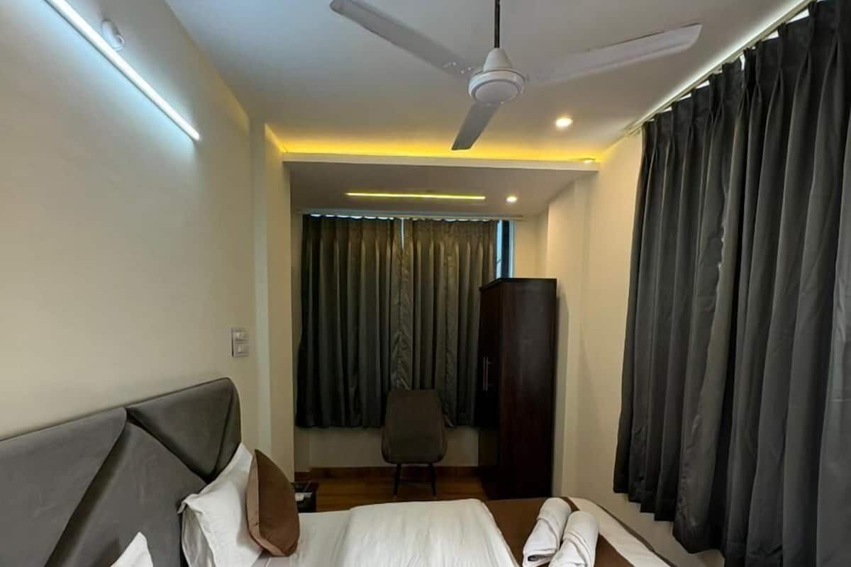 Laptop workspace, free WiFi