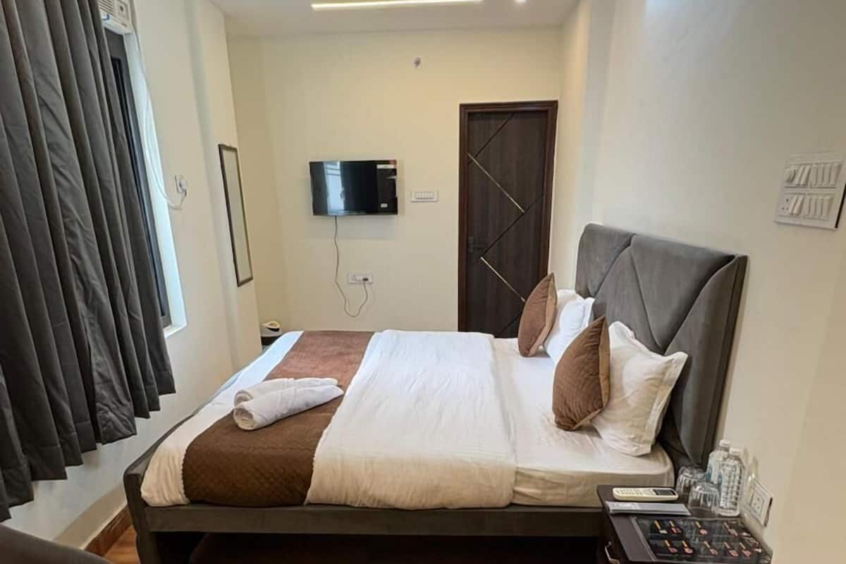 Laptop workspace, free WiFi