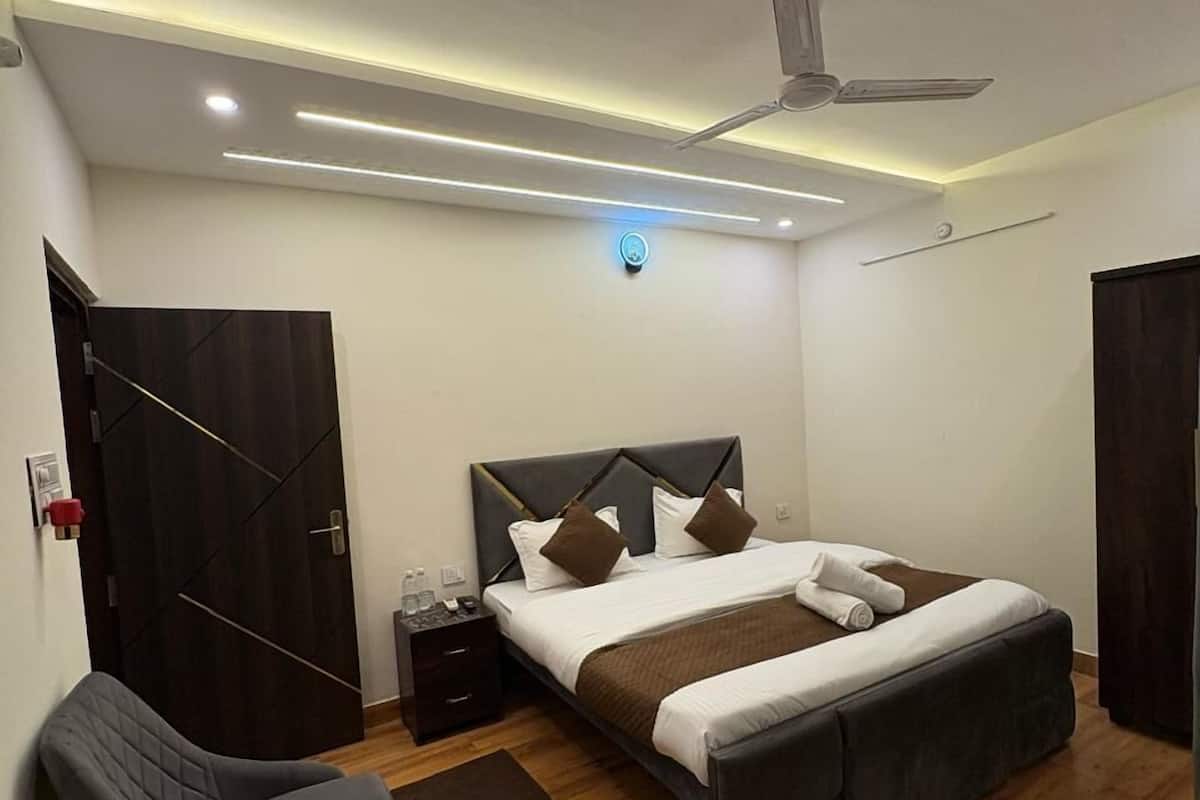Superior Double Room | Laptop workspace, free WiFi