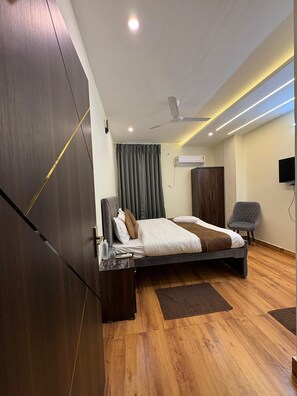 Superior Double Room | Laptop workspace, free WiFi