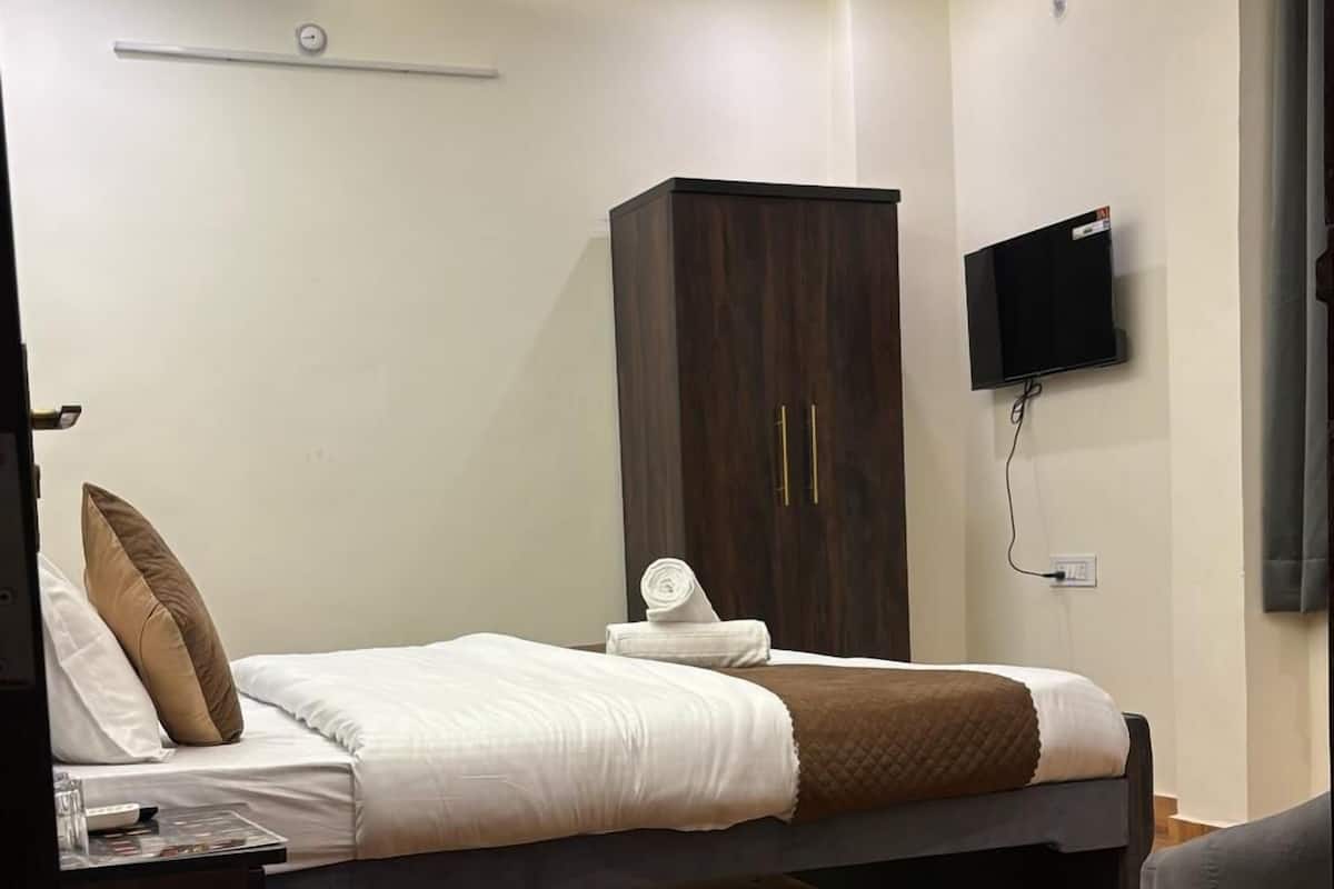 Deluxe Double Room | Laptop workspace, free WiFi