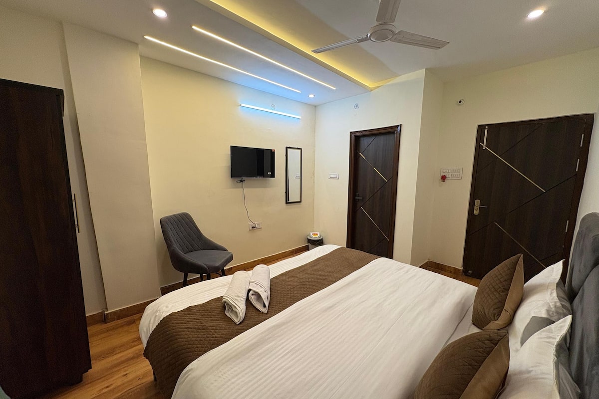Superior Double Room | Laptop workspace, free WiFi