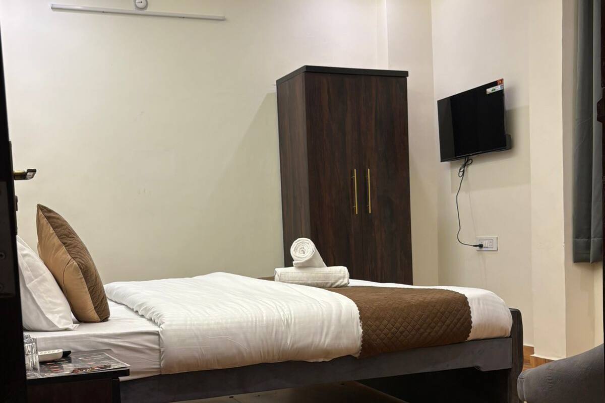 Deluxe Double Room | Laptop workspace, free WiFi