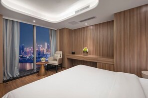 Suite familiar, vistes al riu | Cortines opaques, planxa i posts de planxar i wifi gratuïta