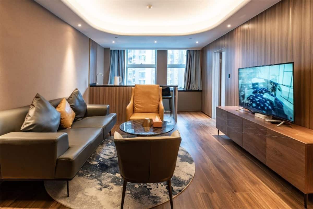 Suite | Blackout drapes, iron/ironing board, free WiFi