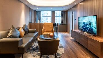 Suite | Blackout drapes, iron/ironing board, free WiFi